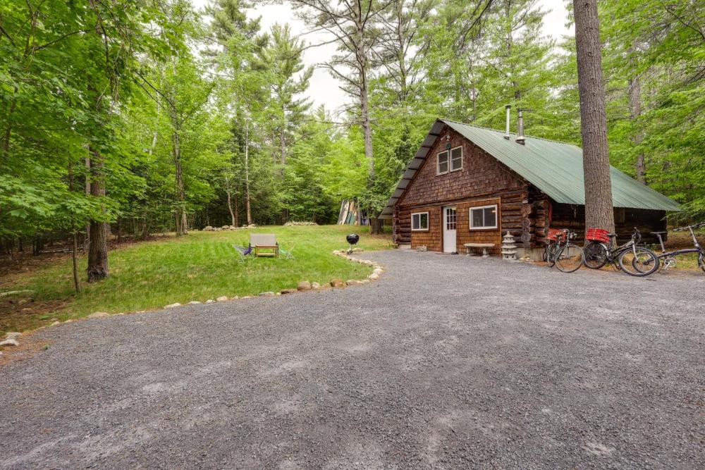 Cozy Elizabethtown Cabin with Fire Pit!